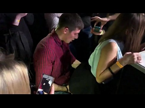 ❤️ Feusuaiga moni i se fale kalapu a Rusia. O le teine ​​Rusia e 18-tausaga le matua i totonu o le anus ma le va'a na fusu i totonu o se fale kalapu ️ Pono